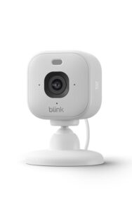 Videocamera di sicurezza interna Blink Mini 2K Plus nera con alimentatore plug-in e supporto snodabile.